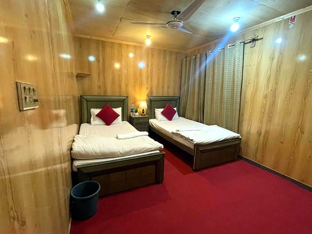 King Room with two twin beds and mountain view at Ringchan Guest House